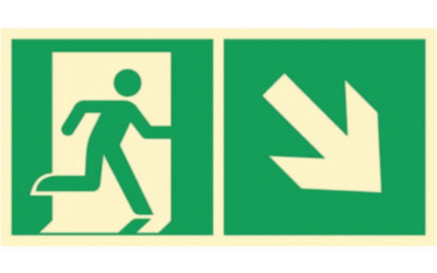 Kierunek do wyjścia ewakuacyjnego w dół w prawo – znak ISO 7010 fotoluminescencyjny